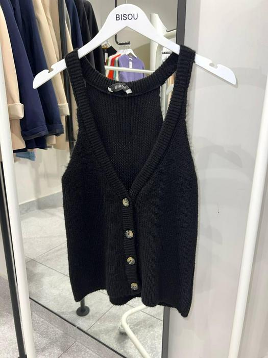 sleeveless T-shirt