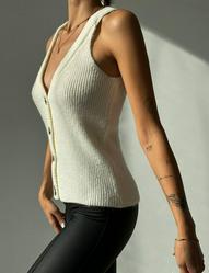 sleeveless T-shirt