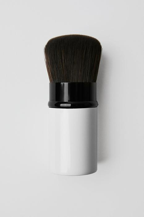 RETRACTABLE KABUKI BRUSH