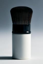 RETRACTABLE KABUKI BRUSH