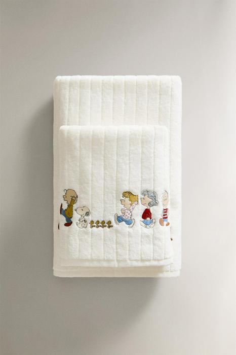 CHILDREN'S VELOUR PEANUTS™ TOWEL