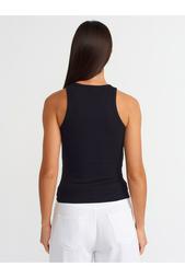 sleeveless T-shirt